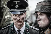 REENACTMENT- SS-Obersturmbannführer Werner Knab verhört französische Widerstandsgefangene, die in Vassieux-en-Vercors gefangen genommen wurden. Gespielt von: Alessandro Pekin (v.l.n.r.), und Joey Mckerricher.