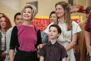 Noch ahnen Meemaw (Annie Potts, l.), Sheldon (Iain Armitage, M.) und Mary (Zoe Perry, r.) nicht, dass der Wissenschaftswettbewerb ein herber Rückschlag für Sheldon wird ... Noch ahnen Meemaw (Annie Potts, l.), Sheldon (Iain Armitage, M.) und Mary (Zoe Perry, r.) nicht, dass der Wissenschaftswettbewerb ein herber Rückschlag für Sheldon wird ...
