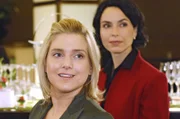 Beim Blick in die Partymenge kommt Anna eine Idee ... v.l.n.r. Anna (Jeanette Biedermann), Nina Grazer (Nadja Berlinghoff)