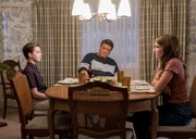 (v.l.n.r.) Sheldon Cooper (Iain Armitage); George Cooper sen. (Lance Barber); Missy Cooper (Raegan Revord)