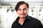 Uwe Herrmann: Leistungsschwimmer in der ehemaligen DDR. Heute: Brautmodenverkäufer durch und durch. In seinem Hochzeitshaus in Dresden lebt Uwe seinen Traum von Mode. Nach Feierabend entspannt Uwe an seinem Haus am See. Fernab von Glitzer und Glamour. Ganz in Ruhe und in Gesellschaft seiner zwei Katzen.