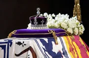 Eine Nahaufnahme des Sarges mit dem Kranz aus weißen Blumen und der Krönungskrone der Königinmutter mit dem unbezahlbaren Koh-i-noor-Diamanten.