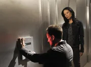 Als ein einbruchssicherer Banktresor geknackt wurde, beginnt Sherlock Holmes (Jonny Lee Miller, l.) mit den Ermittlungen und wird von Joan Watson (Lucy Liu, r.) unterstützt ...