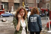In einem Bürogebäude ist eine gewaltige Bombe detoniert. Die Detectives Monroe (Anna Belknap, l.) und Bonasera (Melina Kanakaredes) versuchen, die Situation unter Kontrolle zu bekommen.