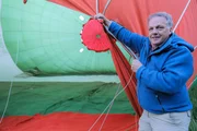 Colin Devey begibt sich mit einem Heiflluftballon in die Luft. Aus dieser Perspektive kann er die Zusammenh‰nge der Geologie und Erdgeschichte genau analysieren. Colin Devey begibt sich mit einem Heiflluftballon in die Luft. Aus dieser Perspektive kann er die Zusammenh‰nge der Geologie und Erdgeschichte genau analysieren.