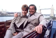 Jennifer Hart (Stefanie Powers, l.); Jonathan Hart (Robert Wagner, r.)