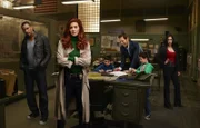 (1. Staffel) - The Mysteries of Laura: (v.l.n.r.) Billy Soto (Laz Alonso), Laura Diamond (Debra Messing), Harrison Broderick (Vincent Reina), Jake Broderick (Josh Lucas), Nicholas Broderick (Charlie Reina) und Meredith Bose.