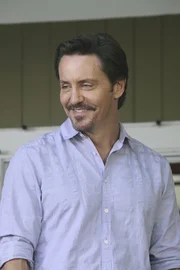 Halloween hält wieder einmal Einzug in der Wisteria Lane und hält für die Hausfrauen einen ganz besonders großen Schock bereit, als sie erfahren, dass Ben (Charles Mesure) genau auf dem Gelände ein Großbauprojekt starten will, wo sie Alejandros Leiche begraben haben ...