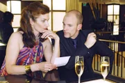 Zufällig bekommt ausgerechnet Natascha (Franziska Matthus, l.) den Komparsenaufruf für das Shooting in die Hände. Gemeinsam mit Gerrit (Lars Löllmann, r.) schmiedet sie einen Plan, wie sie das Shooting zum Platzen bringen kann ...