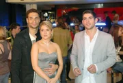 Jannick (Mike Adler, l.), Anna (Jeanette Biedermann, M.) und Jonas (Roy Peter Link, r.) schauen gebannt auf die Bühne, während Katja singt.