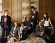 (3. Staffel) - Die Mitglieder des Naval Criminal Investigation Service: Tim McGee (Sean Murray, l.), Dr. Donald Mallard (David McCallum, 2.v.l.), Jenny Shepard (Lauren Holly, 3.v.l.), Anthony DiNozzo (Michael Weatherly, M.), Abby Sciuto (Pauley Perrette, 3.v.r.), Leroy Gibbs (Mark Harmon, 2.v.r.) und Ziva David (Cote de Pablo, r.) ...