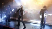 Die Band "Mötley Crüe" (v.li.: Nikki Sixx, Vince Neil, Tommy Lee und Mick Mars) spielt in dem Nachtclub "The Lab", der im Mittelpunkt einer Mordermittlung steht.