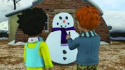 Mandy und Norman schmücken ihren Schneemann mit Dilys Lieblingsschal.
