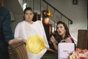 Während Gabrielle (Eva Longoria,r .) für Juanita (Madison De La Garza, M.) ein Halloweenkostüm vorbereitet, hat Bree (Marcia Cross, l.) eine schockierende Nachricht für sie ...