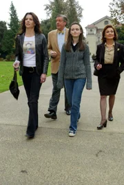 Richard (Edward Herrmann, 2.v.l.) und Emily (Kelly Bishop, r.) laden Rory (Alexis Bledel, 2.v.r.) und Lorelai (Lauren Graham, l.) nach Yale ein, angeblich um die Universität zu besichtigen, doch dann kommt heraus, dass Richard schon weitaus mehr geplant hat als nur eine Besichtigung ...