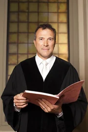 Richter Alexander Hold war Staatsanwalt und Richter am Amtsgericht in Kempten. Er steht in der erfolgreichen Court-Show-Tradition von SAT.1 und entscheidet Strafrechtsfälle - das ganze Spektrum der Strafbarkeit, vom Drogendealer bis zur Sexualstraftat ...
