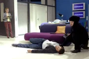 Anna ist entsetzt, als sie sieht, dass Jannick niedergeschlagen wurde. v.l.n.r.: Anna (Jeanette Biedermann), Jannick (Mike Adler), Rico (Jannik Büddig)