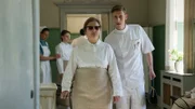 Fru Sørensen (Laura Bro) und Peter Rømer (Mikkel Hilgart)