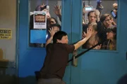 Als der Auftritt eines rassistischen Komikers am College angekündigt wird, stoßen Chang (Ken Jeong) und der Rest der Truppe auf einigen Widerstand. Hacker haben ihr E-Mailfach gehackt und veröffentlichen nun die Nachrichten ...