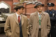 Beinahe zehn Jahre nach Ende des Zweiten Weltkriegs werden der US-Marshall Teddy Daniels (Leonardo DiCaprio, 2.v.r.) und sein neuer Kollege Chuck Aule (Mark Ruffalo, l.) nach Shutter Island beordert. Aus dem Ashecliffe Hospital f&uuml;r psychisch kranke Straft&auml;ter ist eine M&ouml;rderin ausgebrochen. F&uuml;r die Ermittler nur scheinbar ein ganz gew&ouml;hnlicher Fall ...