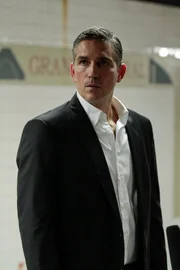 Reese (Jim Caviezel) erkennt, dass die Jagd auf ihn eröffnet wurde...