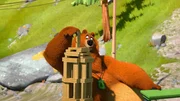 Ein bisschen weiter links, ein bisschen weiter rechts... Grizzy justiert die letzten Steine f&uuml;r sein Meisterwerk. Er hat einen Turm gebaut, um die B&auml;rendame zu beeindrucken.