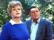Jessica (Angela Lansbury) untersucht mit Barney Kale (Pit Hingle) einen lange zurückliegenden Mordfall.