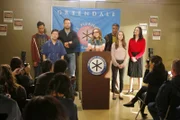 Als Greendale einem E-Mail-Hacker zum Opfer fällt, beschließen Abed (Danny Pudi, l.), Chang (Ken Jeong, 2.v.l.), Jeff (Joel McHale, 3.v.l.), Britta (Gillian Jacobs, M.), Elroy (Keith David, 3.v.l.), Annie (Alison Brie, 2.v.r.) und Frankie (Paget Brewster, r.), nicht auf dessen Erpressungsversuche einzugehen.