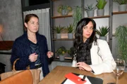 Nina (Maria Wedig, l.) bietet Alejandra Navarro (Julia Monte) die Stirn.