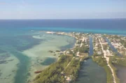 Bimini, Bahamas: Blick auf Bimini aus einem Flugzeug. Forscher sind entschlossen, auf der Straße nach Bimini Beweise für eine verlorene Zivilisation zu finden.