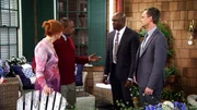 L-R: Loretta Stinson (Frances Conroy) and Sam Gibbs (Ben Vereen), James (Wayne Brady) und Barney Stinson (Neil Patrick Harris)