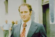 Für den New Yorker Polizisten Theodoros Kojak und Det. Bobby Crocker (Kevin Dobson) zählt nur der Kampf gegen das Böse, und der führt sie manchmal bis in höchste Kreise ...