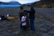 Kaleb Rowland und seine Familie, Brittany und Elovie, helfen, ihr Zelt abzubauen. (National Geographic/Ryan Walsh)