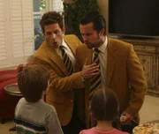 Dennis (Glenn Howerton, l.) und Mac (Rob McElhenney, r.) wollen als Immobilienhändler durchstarten und nutzen die altbekannte Masche des guten Immobilienhändlers und des bösen Immobilienhändlers ...