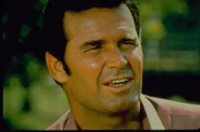 Nach fünf langen Jahren unschuldig in Haft beginnt James Scott 'Jim' Rockford (James Garner) ein neues Leben als Privatdetektiv. Um seine schwierige finanzielle Situation in den Griff zu kriegen, nimmt er für wenig Geld auch die aussichtslosesten Fälle an und gerät so immer wieder in haarsträubende Situationen ...; Nach fünf langen Jahren unschuldig in Haft beginnt James Scott 'Jim' Rockford (James Garner) ein neues Leben als Privatdetektiv. Um seine schwierige finanzielle Situation in den Griff zu kriegen, nimmt er für wenig Geld auch die aussichtslosesten Fälle an und gerät so immer wieder in haarsträubende Situationen ...