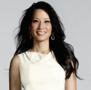 (1. Staffel) - Steht dem durchgeknallten Ermittler Sherlock Holmes zur Seite und stellt fest, dass ihr das Klären von Verbrechen deutliche mehr liegt, als sie anfänglich gedacht hat: Joan Watson (Lucy Liu) ...