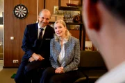 Vor Kontrolleur Gerd spielen Berger und Frau Dr. Wenger das glückliche Traumpaar.