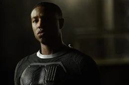 Als Johnny Storm (Michael B. Jordan) erkennt, dass er nach einer Reise durch das Quantum Gate auf den Planeten Zero pl&ouml;tzlich Feuer kontrollieren und sich sogar selber entz&uuml;nden kann, ahnt er nicht, dass diese F&auml;higkeit schon bald bei der Rettung der Welt zum Einsatz kommt ...