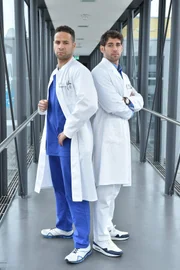 L-R: Dr. Matteo Moreau (Mike Adler) und Dr. Niklas Ahrend (Roy Peter Link).