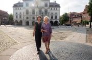 Merle Vanlohen (Anja Franke, l.) und Dörte Reichard (Edelgard Hansen, r.)