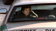 Isaac (Daniel Sharman) wird von der Polizei abgeführt...