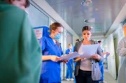 hr-fernsehen AKUTSTATION PSYCHIATRIE – SUIZIDGEDANKEN, Eine Reportage von Katrin Wegner, am Montag um 21:00 Uhr. Besprechung zur Verlegung einer Patientin auf die Intensivstation. Das Foto kann für alle "Akutstation Psychiatrie"-Folgen genutzt werden.