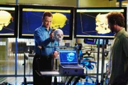 Detective Mac Taylor (Gary Sinise, l.) und Adam Ross (A. J. Buckley) suchen nach der Identität des Ermordeten.