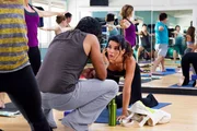 L-R: Fitnesstrainer Jorge (Antonio Sabato Jr.) und Jane Rizzoli (Angie Harmon)