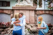 (v.l.n.r.) Dr. Sarah König (Caroline Frier); Dr. Fabian Kroiß (Oliver Franck); Leo König (Katharina Hirschberg)