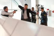 (v.li.): Peter Burke (Tim DeKay), Henry Van Horn (Brady Smith), Clinton Jones (Sharif Atkins) und ein FBI-Agent (Alex Kruz)