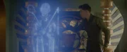 Darius (Louis Martino) hat mit Hilfe der Zeitmaschine ein Hologramm von Ramses II (Hassan El Ganounii) ins Hier und Jetzt befördert.