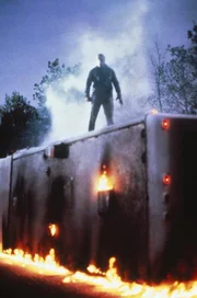 Nach seiner Entlassung aus der Psychiatrie will Tommy sicher gehen, dass Jason Vorhees wirklich tot ist. Auf dem Friedhof in der N&auml;he von Crystal Lake, das nun Camp Forrest hei&szlig;t, gr&auml;bt er Jasons Leiche aus. Doch als er den Kadaver mit einem Zaunpfahl durchbohrt, erwacht Jason zu neuem Leben.
