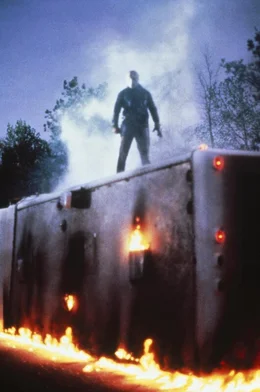 Nach seiner Entlassung aus der Psychiatrie will Tommy sicher gehen, dass Jason Vorhees wirklich tot ist. Auf dem Friedhof in der N&auml;he von Crystal Lake, das nun Camp Forrest hei&szlig;t, gr&auml;bt er Jasons Leiche aus. Doch als er den Kadaver mit einem Zaunpfahl durchbohrt, erwacht Jason zu neuem Leben.