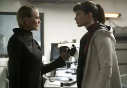 Robin Wright (Lt. Joshi), Sylvia Hoeks (Luv).